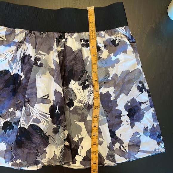 NWT - Express Black & White Watercolor Floral Mini Skirt lined w pockets, Size M - Picture 6 of 8
